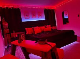 Red Chamber TX King Spa & Couples Retreat, hotelli kohteessa Killeen