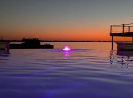 Lake house Private Pool Hot Tub 6BR Sleeps 20 near Dallas, hotel i Malakoff