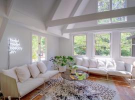 The Love Inn, viešbutis mieste Lowell