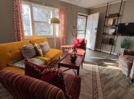 Entire 2BR Home - 15 Min to Downtown & Parks, hotel a Milwaukee