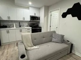 Spacious High Ceiling Lower Level Suite-New & Cozy