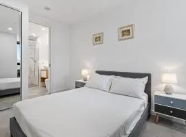 A-Min Walk to Oakleigh Station 2BR with Parking