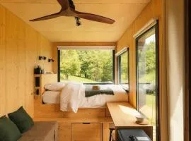 Courneillac - Parcel Tiny House - Tiny house vue Pyrénées entourée par les chèvres MAE-5233