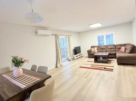 Modern 3BR Near Long Lake Minutes to Downtown, Hotel in Halifax
