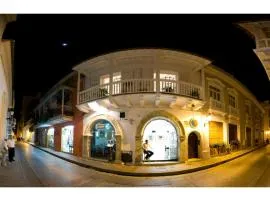 Luxury Large Apartment With Colonial Balcony