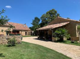 Au Coin des Arbres - Genevrier โรงแรมในBiron