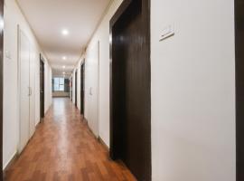 Super Townhouse HITEC City Metro Station Formerly JKC Grand，Madhapur的飯店