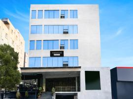 Super Townhouse HITEC City Metro Station Formerly JKC Grand: Madhapur şehrinde bir otel
