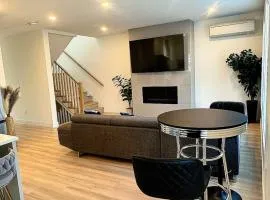 Bear Mountain Victoria Luxury 4BR Home 6 to 10 Guests
