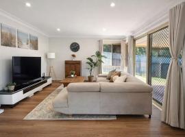 Family & Pet-Friendly 4BR Home Freshly Renovated near Transport & Malls, hotel di Kuraby