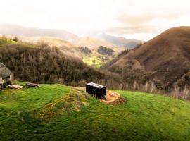 Bele Ame - Parcel Tiny House - Tiny House face aux Pyrénées, près de Lourdes MAE-4543, hotel din Arrodets-ez-Angles