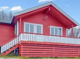 Cozy Home In Botenhamn With House A Mountain View