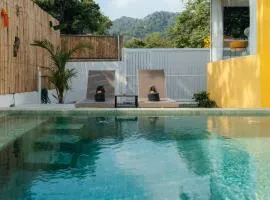 Lime Splash Private pool