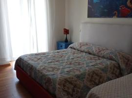 Holiday House Ginevra, מלון בפורמיה