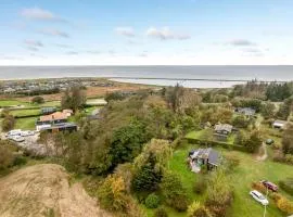 Cozy Holiday Home With Terrace And Wood-Burning Stove Close To The Water