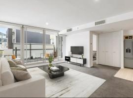 Port Melbourne Luxe Escape 2BR, 2BA, Pool, Balcony, Hotel in Melbourne