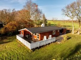 Cozy Holiday Home With Modern Facilities Close To The Water