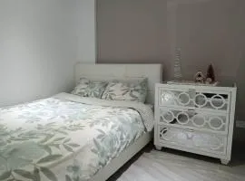 Private Granny Flat 3BR near Airport and Popular Beach