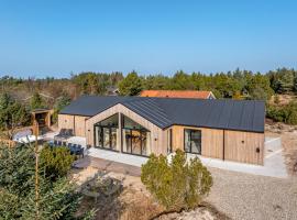 Lovely 16-Person Luxury House With Activity Room, Outdoor Hot Tub And Outdoor Sauna, hotel i Fjerritslev