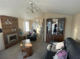 Large 3 bedroom holiday home, Hotel in Gunton
