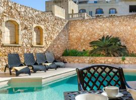 Family Haven - Pool Games Room and Space to Relax, hotel i Sannat