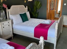 The Ormond Apartments, hotel i Dungarvan