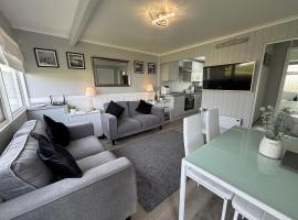 169 - Two bed Chalet on Sunbeach Holiday Park - Sleeps 5, pet friendly, FREE pool and entertainment passes included - plus WiFi, bed linen and towels included 300m from the beach!, hotel v destinácii Great Yarmouth