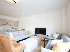 Modern 3BR Split Level Home with Balcony Dublin 16