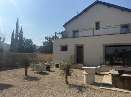 Gîte entier ou chambres dans parc clos avec piscine, Hotel in Andancette