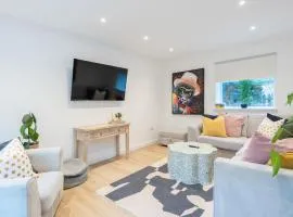 The Pinkish House - 4 bed home in the town centre