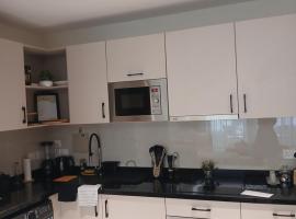 Citrine Court Apartment, מלון בTrofwi