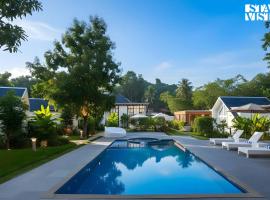 StayVista at Luma - 350 mtr from Mandwa Jetty, Hotel in Alibag