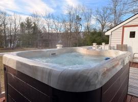 Spacious Modern Gem - Walk to Lake, Minutes to Ski, viešbutis mieste Leik Harmonis