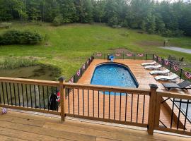 Hot Tub Pool & Pond - Catskills Family Escape, Hotel in Cairo