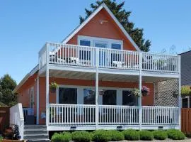 Sunkissed 3BR beach getaway - dog-friendly fenced yard, firepit, glimpse ocean views, near beach access, sleeps 8