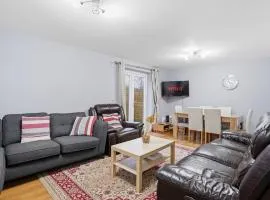 5 Bed House in Cadishead, Irlam - Sleeps 9 - 3 Double Beds, 1 Single Bed, 1 King Bed - Close to Partington, Ideal for families and groups - 5 Bedrooms, 2 Bathrooms, Living area, Fully equipped kitchen, Free WiFi - Free Street Parking - Short & Long Stays