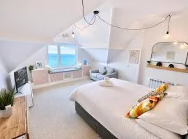 Pier View Retreat - 5 Mins Walk to Beach - Sea Views With Parking