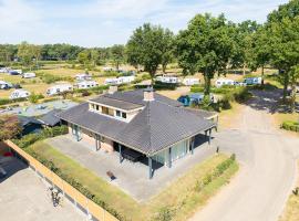 Camping De Molenhof - Familiehuis 10p, Hotel in Reutum