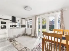 Spacious 4BDR House with Parking by Heathrow