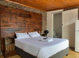 Blue Moon Cozy Poolside Bachelor Flat: Bellville şehrinde bir otel