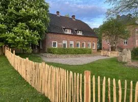 Ostseeurlaub auf dem malerischen Gut Priesholz mit Kamin Sauna eingezäuntem Garten und großer Sonnenterrasse