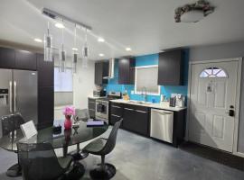 Modern Retro 2BR Condo, Hotel in High Point