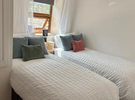 2 Bed Cottage near Sheffield and M1, Hotel in Deepcar