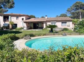 Villa au calme sans vis à vis, hotell i Fayence