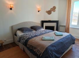 Appartement Refait a neuf avec accès au jardin , local vélo et Wifi, Hotel in La Machine