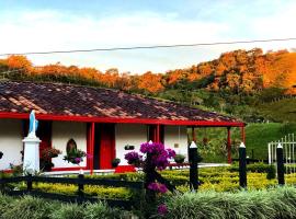 Las Acacias Ecohome: San Roque şehrinde bir otel