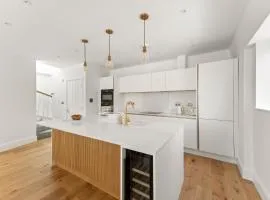 3 Bed House near Purley, by ARP Homes, Free Parking, Ideal for Long Stays & Insurance Bookings