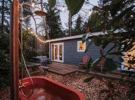 Lodge LØUA - Luxe Boshuisje met verwarmd Buitenbad, hotel v mestu Nunspeet