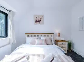 Spacious 3BR Home in Warrington Close to Golf & Sailing