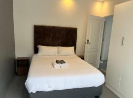 Blue Moon Charming 2 Bed Poolside Apartment, Hotel in Bellville